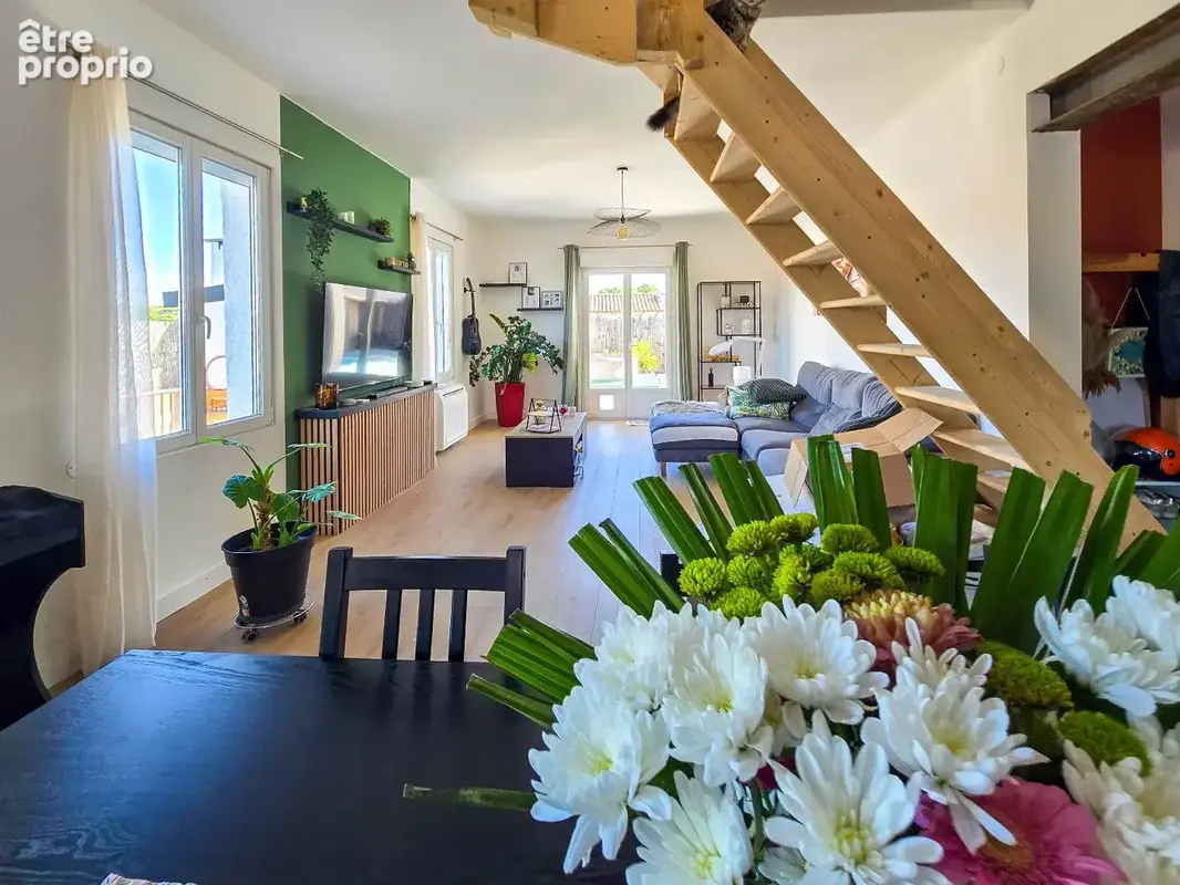 Une maison où il fait bon vivre, avec de beaux espaces intérieurs et extérieurs. - photo 3