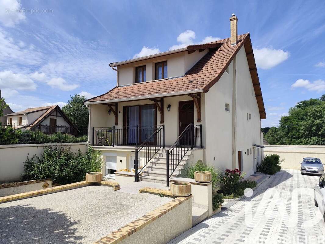 Appartement 216 m² à La Ville-Du-Bois  - photo 5