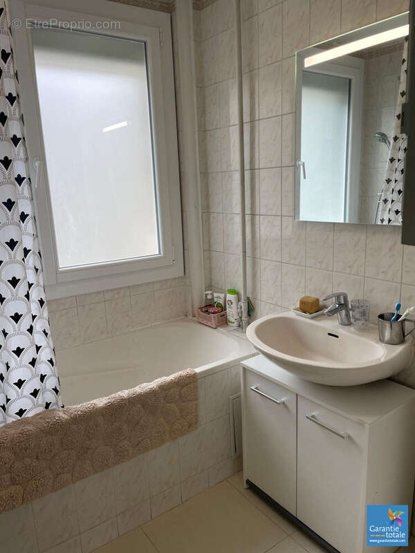 SALLE DE BAINS - Appartement à MONTREUIL