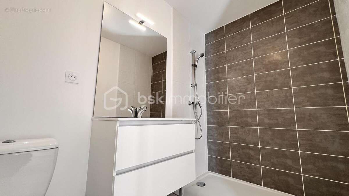 Appartement à NEYRON