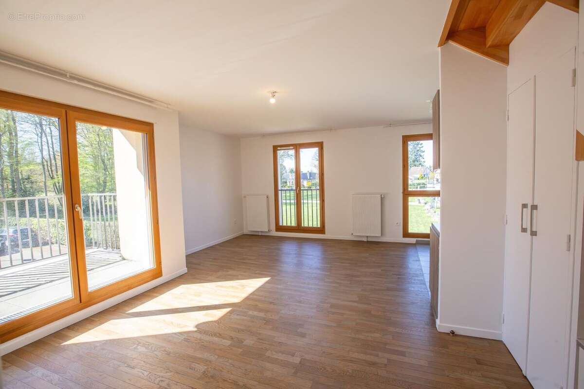 Photo 4 - Appartement à LE MESNIL-SAINT-DENIS