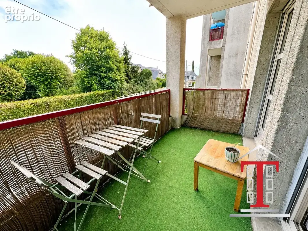 Balcon vue sur verdure