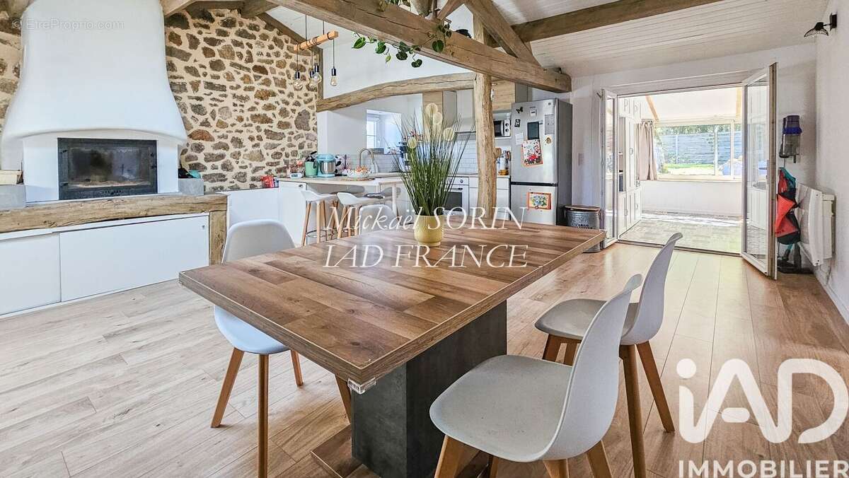 Photo 2 - Maison à LA CHAIZE-LE-VICOMTE