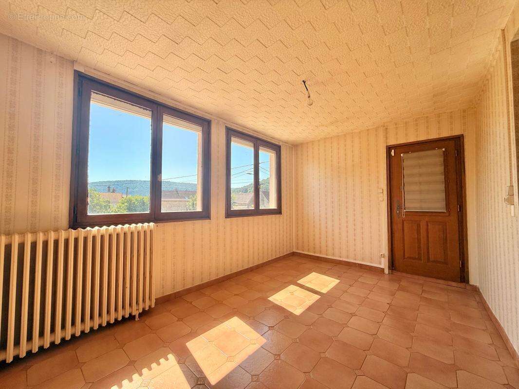 Maison avec 3 chambres et 2 garages sur un terrain de 742m² - photo 11