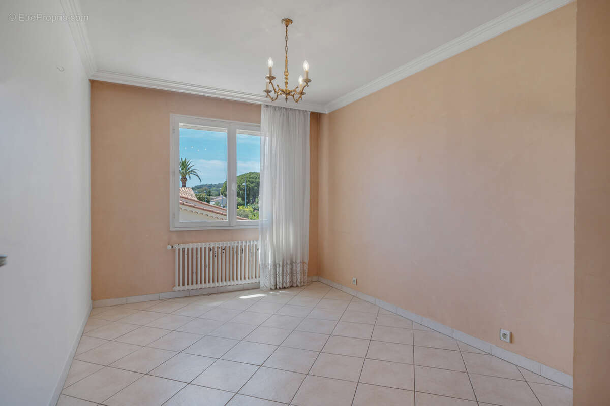Rare à Mandelieu : maison 124 m2 avec studio, ascenseur et garage de 58 m2 - photo 5