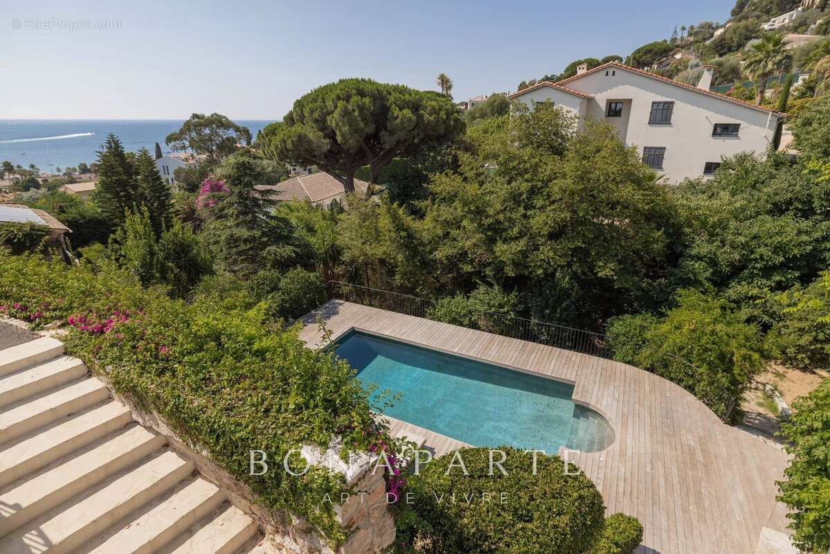 Aux portes de SUPER CANNES, élégante villa entiérement rénové - vue mer panoramique - position dominante - photo 3