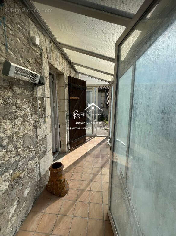 Entrée par le patio  - Maison à MARIGNY-MARMANDE