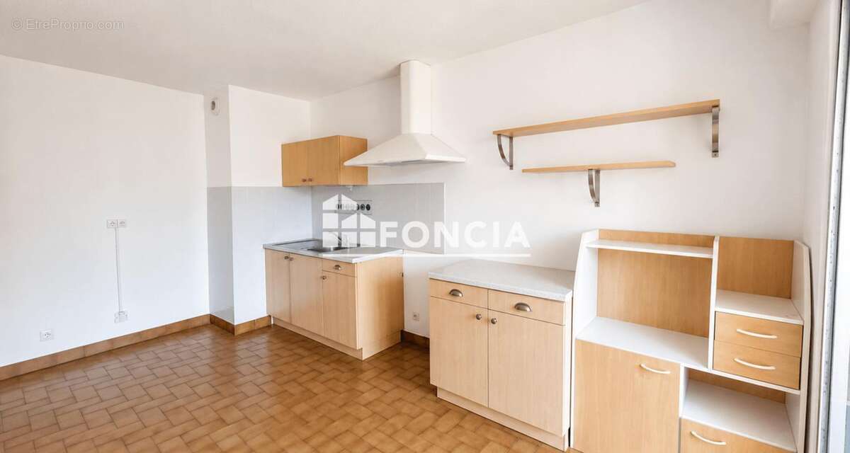 À vendre t2 + parking + cave - photo 2