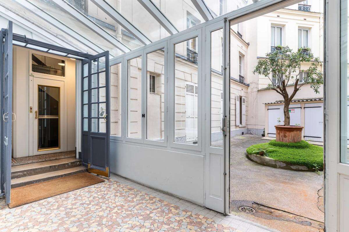 Appartement à PARIS-16E