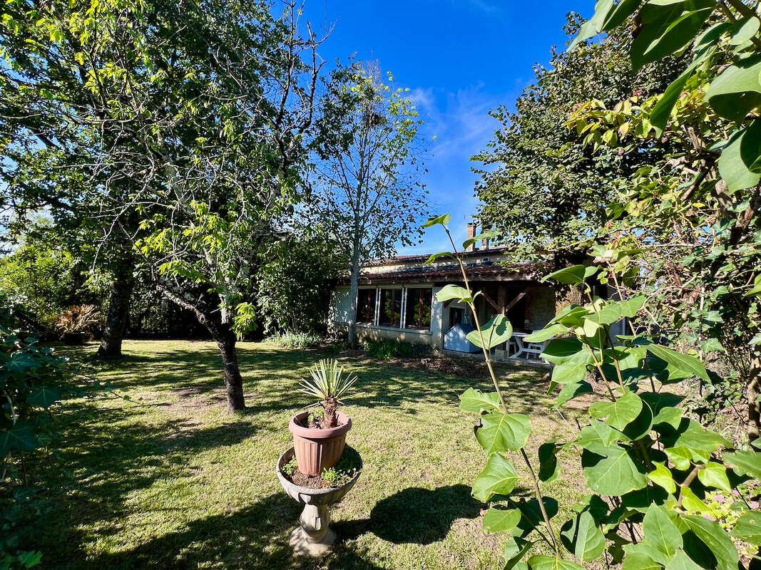 Belle opportunité dans la campagne de Villeneuve sur Lot : fermette à rénover d'environ 72m2 avec dépendances (grange attenante, - photo 2