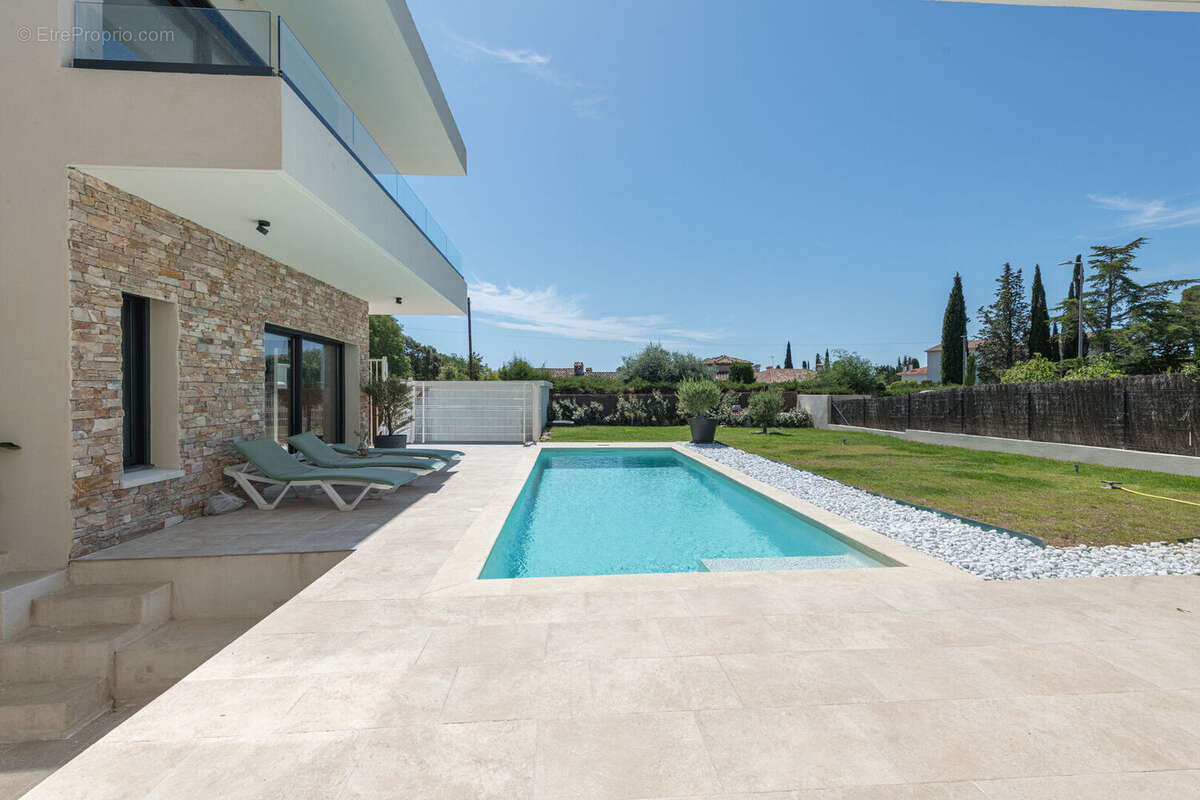 Résidentiel belle villa d'architecte offrant 235 m² , jardin avec piscine, St Raphael les Plaines - photo 2