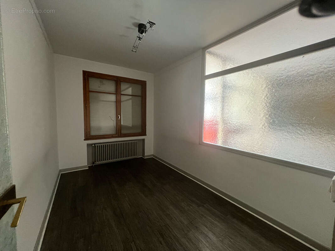 Commerce à LE PEAGE-DE-ROUSSILLON