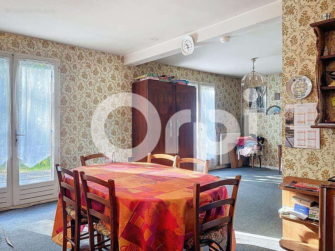 Maison à SAINT-PANTALEON-DE-LARCHE