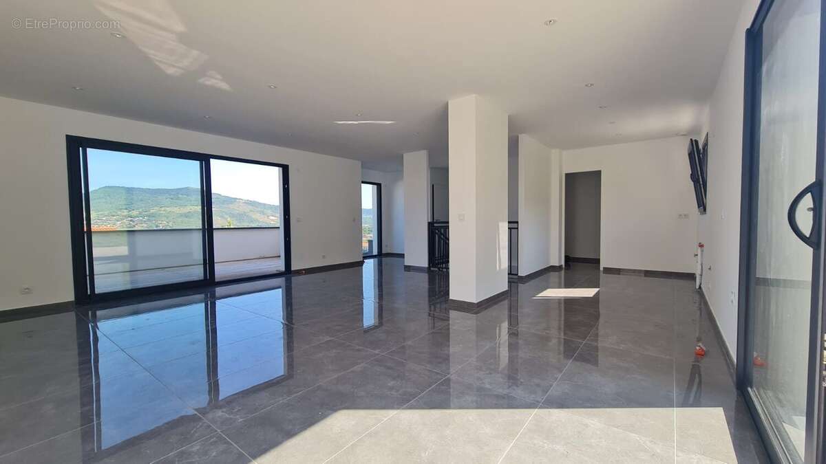 Maison à LES MARTRES-DE-VEYRE