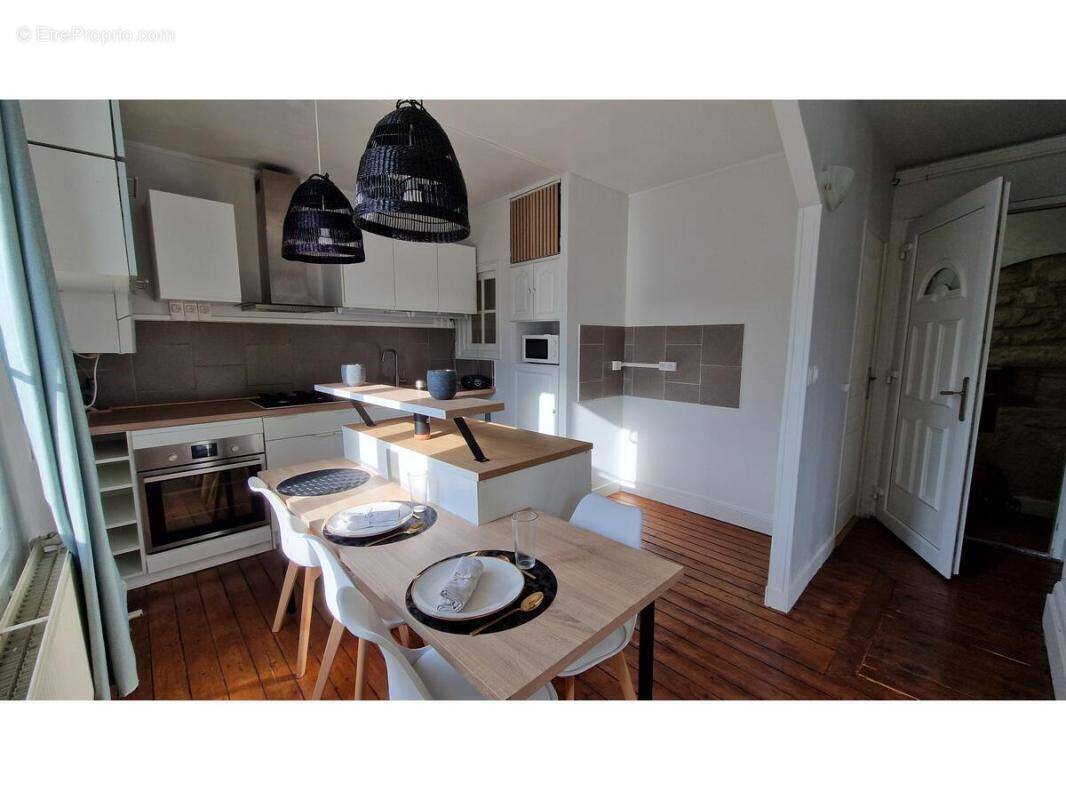 Appartement à FLEURINES