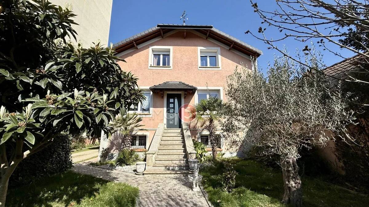 Appartement à LES PAVILLONS-SOUS-BOIS