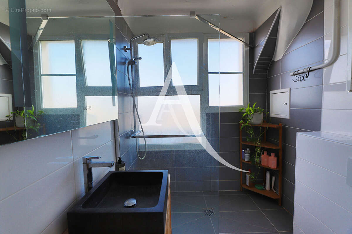 Appartement à COURBEVOIE