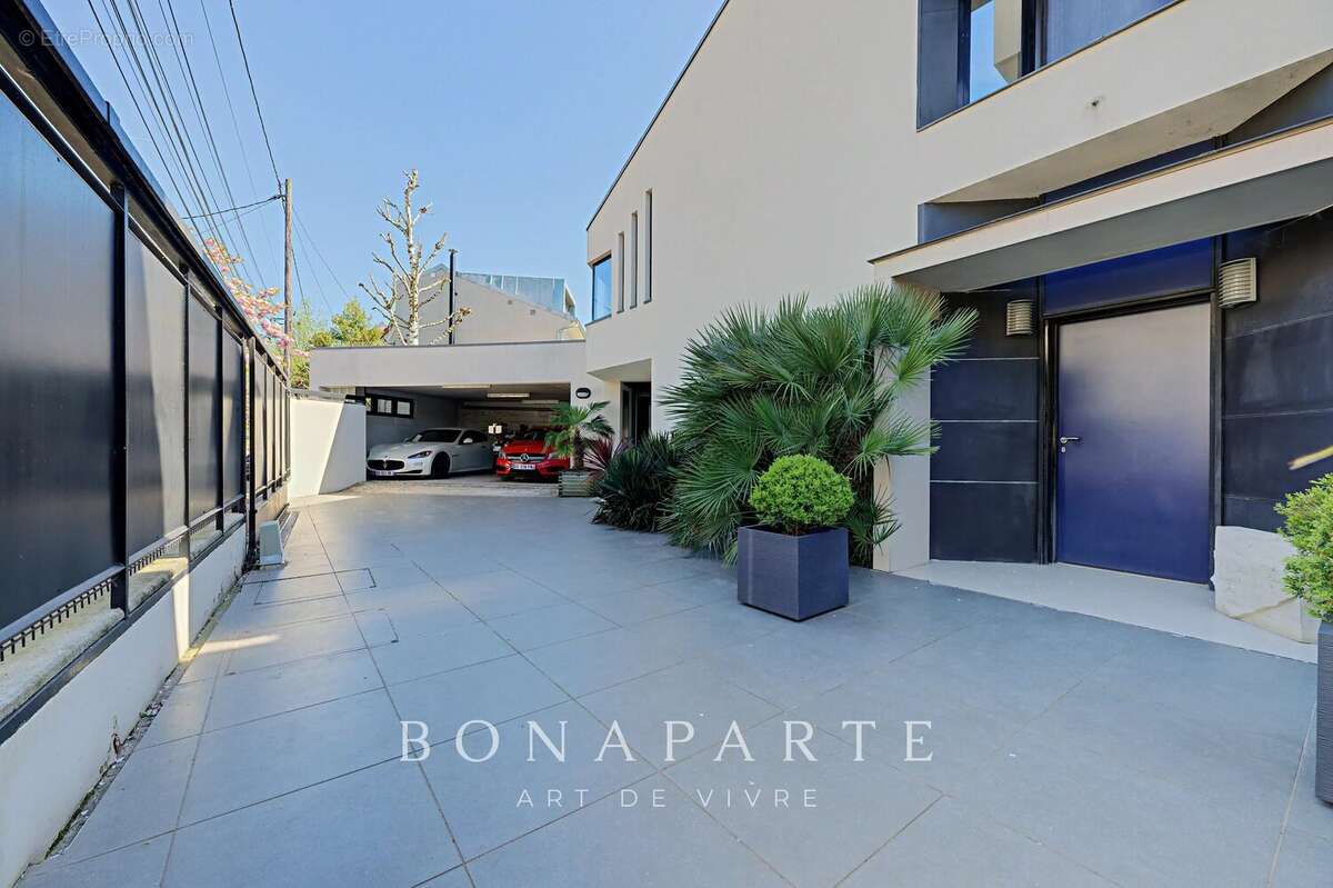 Maison d’architecte – 316 m² habitables – Dépendance indépendante – Piscine intérieure – Sous-sol total – Jardin paysagé de 800  - photo 24