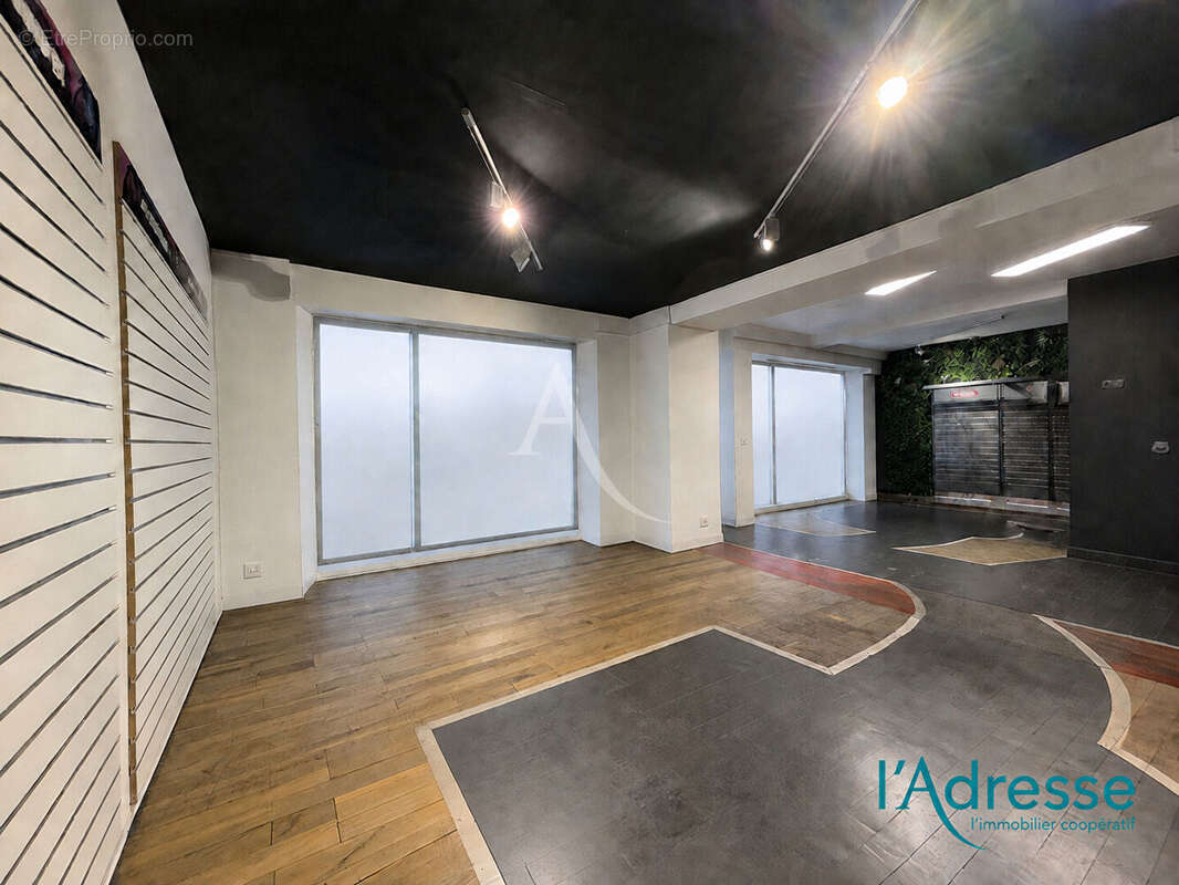 Local commercial avec stockage 600 m²  Mayenne Rive gauche SAINT-MARTIN - photo 4