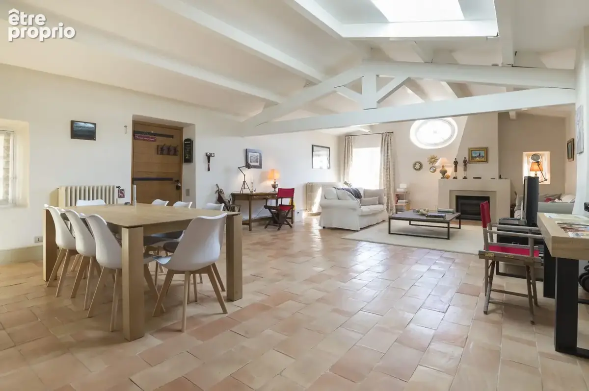 Dickjan POPPEMA d'eXp France vous propose un bel appartement sur une domaine viticole