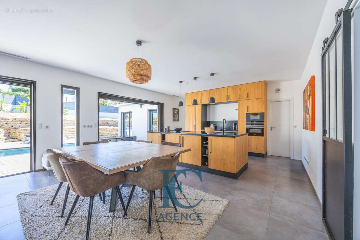 Maison contemporaine 6 pièces 190 m2 avec piscine et garage à proximité immédiate des criques - photo 2