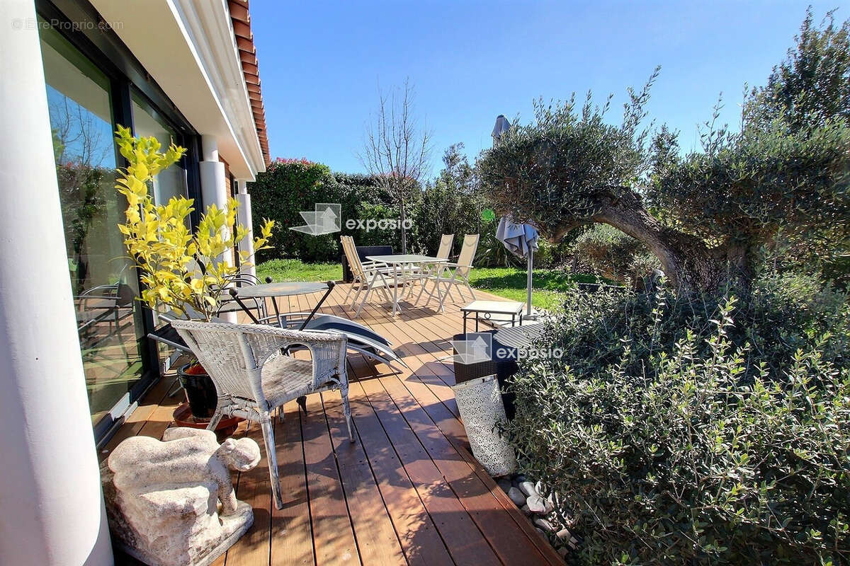 Superbe villa 5 pièces avec vue imprenable sur le golf  10mn du centre  Aix-en-Provence - piscine - photo 18