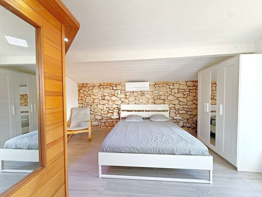 Maison à VIC-LA-GARDIOLE