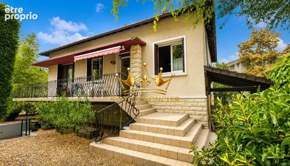 Maison de 141m² avec 3 chambres et 1 studio - Maison à DANGE-SAINT-ROMAIN