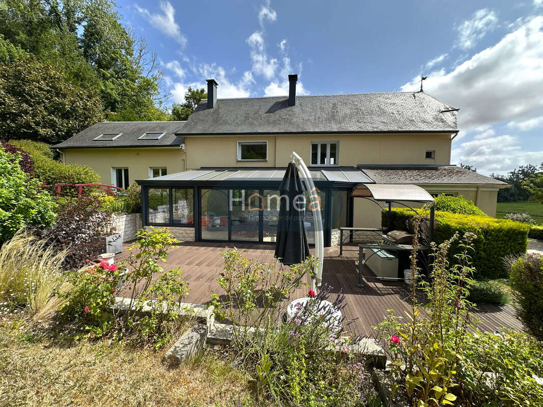Magnifique propriété de 215 m2 sur 7 769 m2 de terrain - photo 4