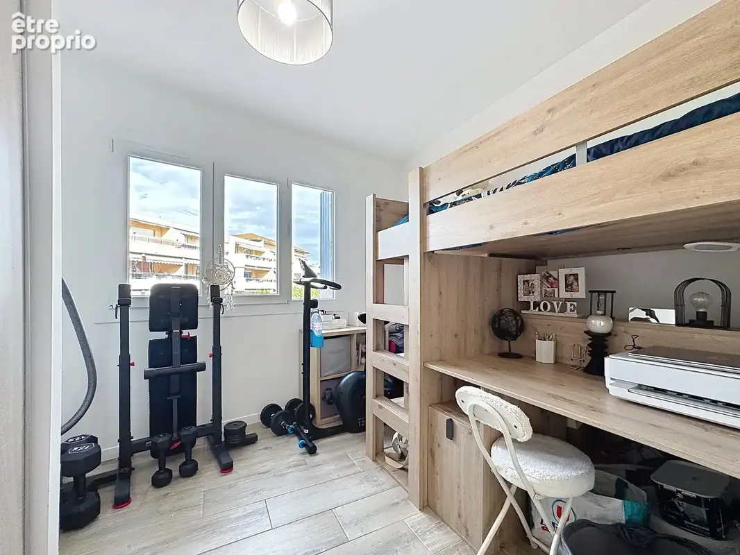 Golfe juan - bel appartement 4 pièces rénové avec terrasse, parking et cave - photo 13