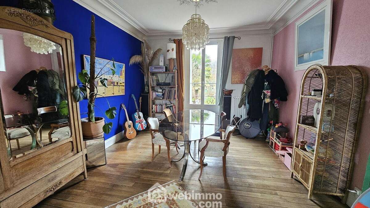 Une salle à manger lumineuse sur véritable parquet. - Maison à GIRONVILLE-SUR-ESSONNE
