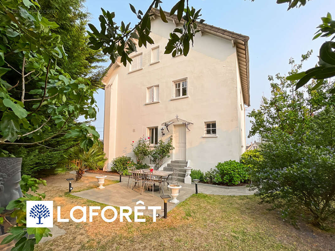 Maison à SAINTE-GENEVIEVE-DES-BOIS