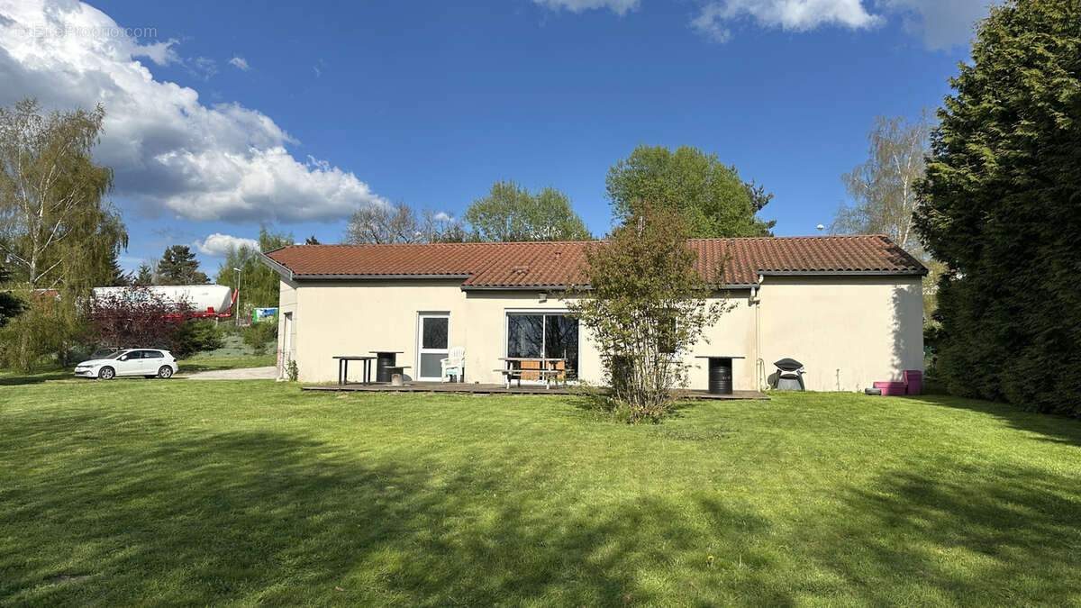 Commerce à SAINT-JUST-MALMONT