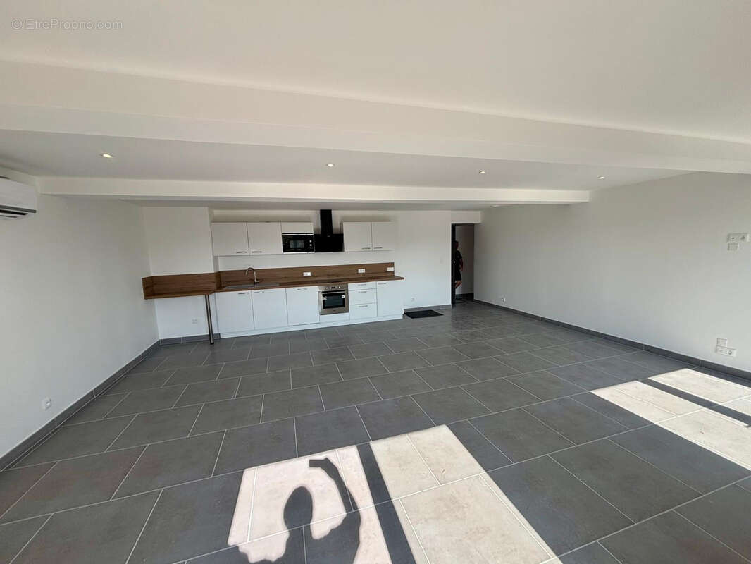 Appartement à SAINTE-CECILE-LES-VIGNES