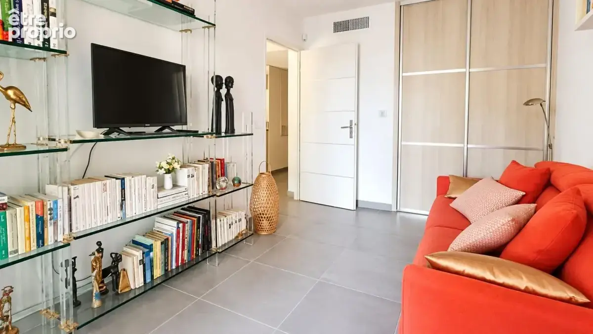 À vendre à Six-Fours-les-Plages : appartement T3 de standing de 82 m² en rez-de-jardin avec terrasse, jardin et deux garages - photo 6