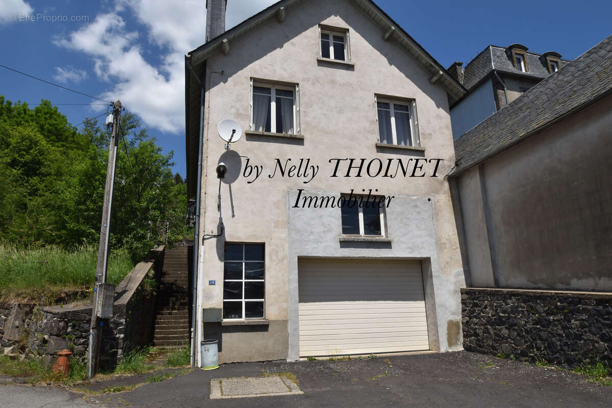 Maison à EGLISENEUVE-D'ENTRAIGUES