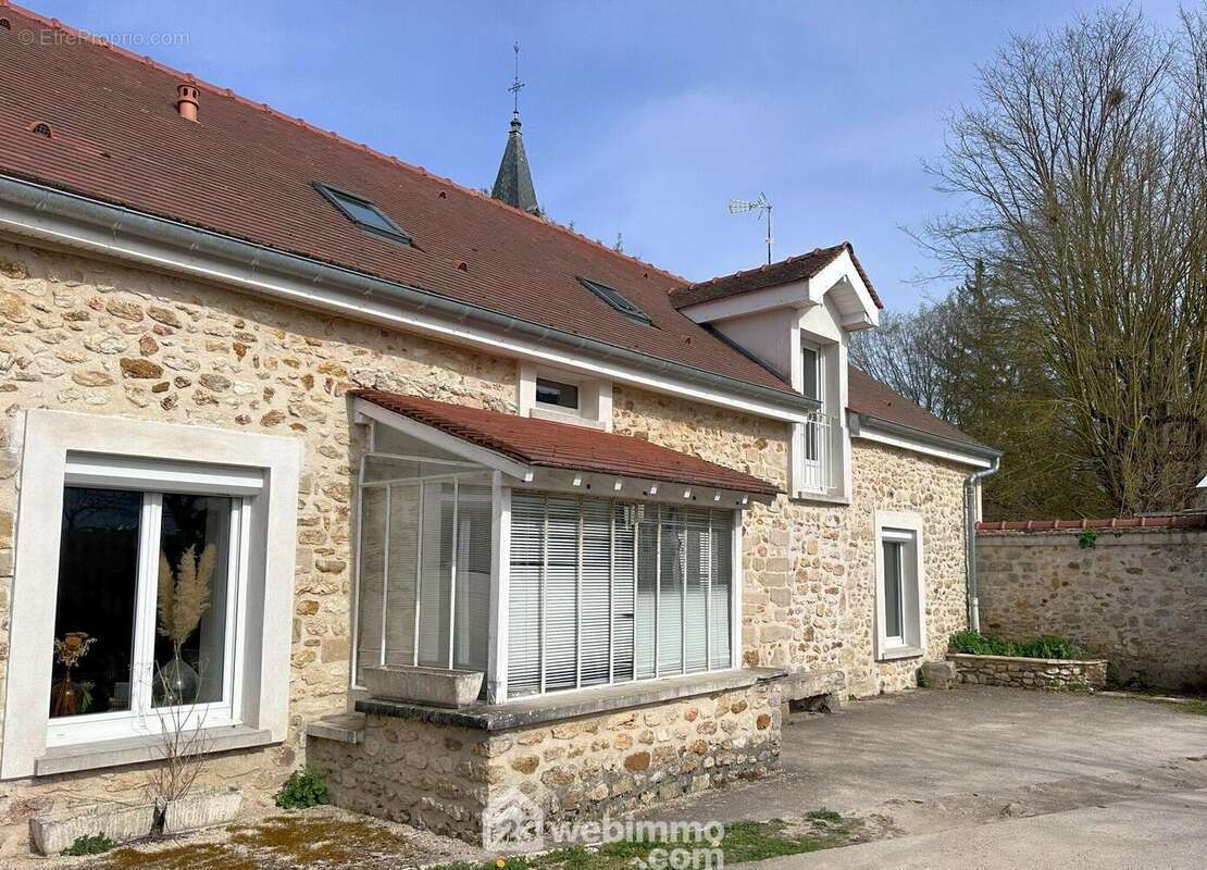 Magnifique maison familiale en pierre de 190 m² (222 m² au sol).