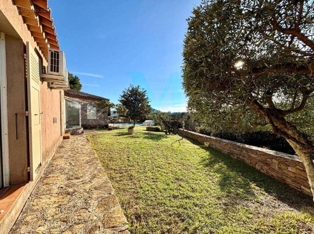 La Cadière-d’Azur À quelques minutes des plages : Magnifique maison de plain-pied de 177 m², lumineuse et sans vis-à-vis - photo 3