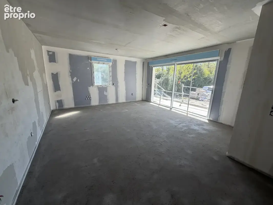 Appartement avec balcon - 2 Parkings sécurisés et notaire réduits - photo 4