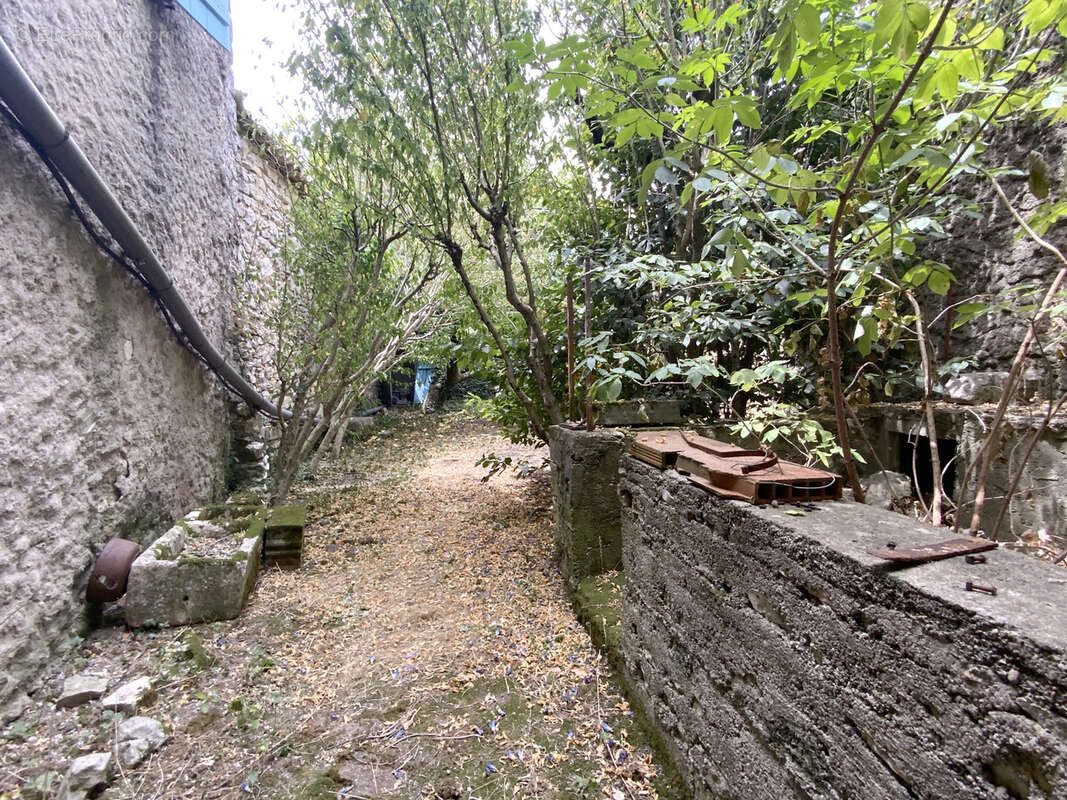 Maison à rénover avec cour, jardin et garage au coeur d'un des plus beaux villages de France. - photo 11