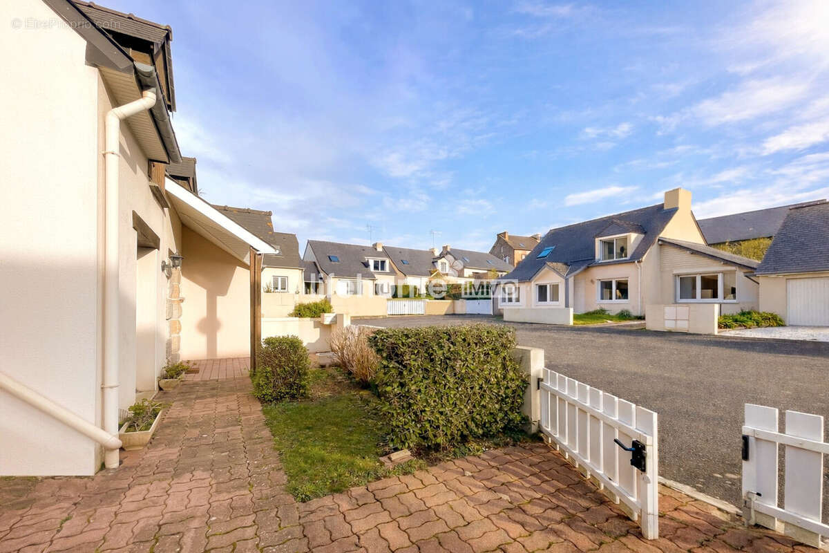 Au calme sur une impasse privée, regroupant 10 habitations - Maison à DINARD