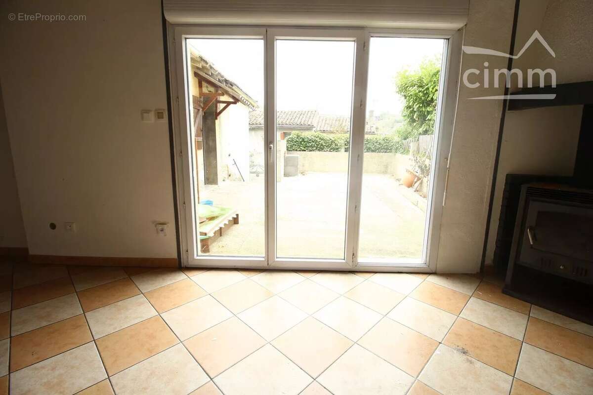 A vendre maison avec jardin et cour - photo 11