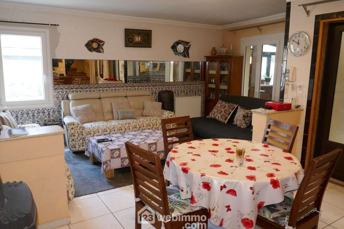 Habitation principale RDC : Pièce de vie 28,51m²