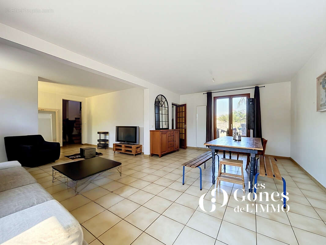 Genas  Maison familiale de 155 m2 avec 4 chambres, jardin de 600 m2, garage et sous-sol - photo 4
