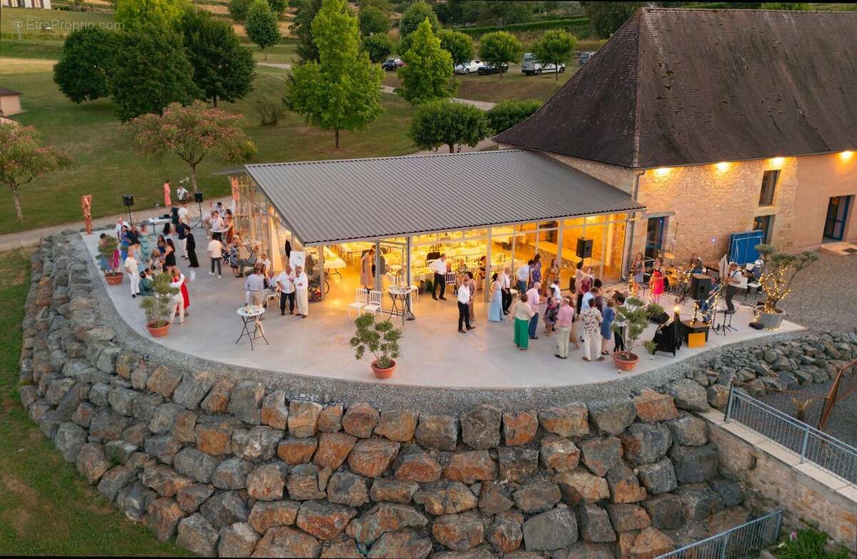 Somptueux domaine de 27 hectares dédié à l'événementiel, offrant un bâti immobilier d'environ 1800m² avec piscines et 5 étangs a - photo 8