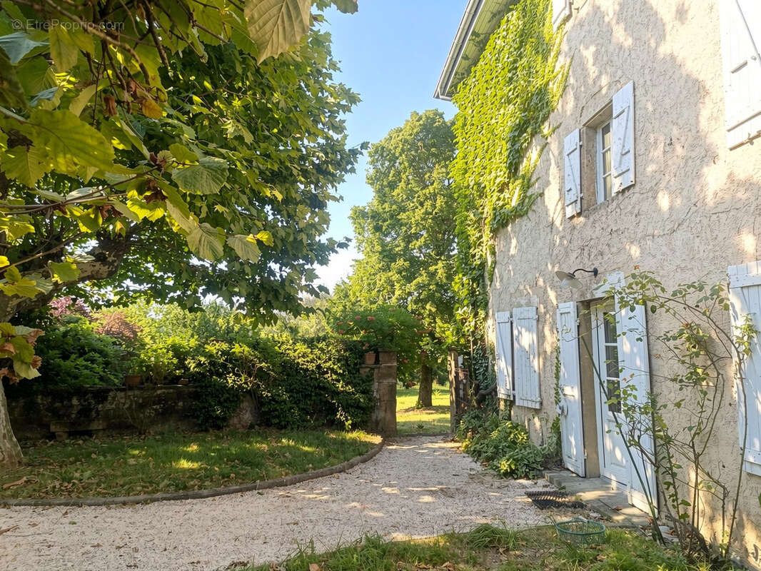 Maison familiale de caractère avec piscine et de nombreuses dépendances - photo 2