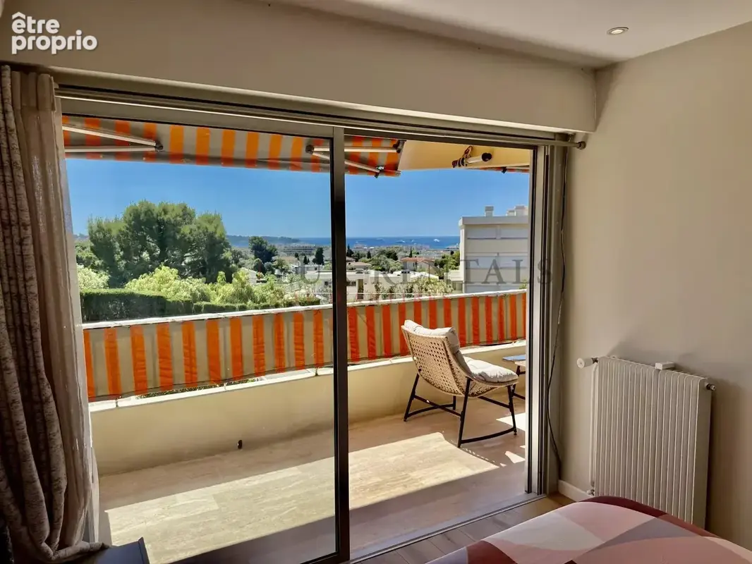 Superbe 2 pièces rénové avec vue mer, piscine, résidence fermée - photo 9