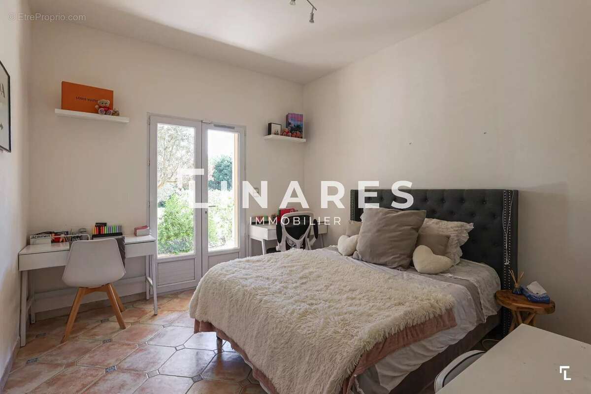 MON DOMAINE EN PROVENCE - Maison T8 de 230m2 dont 50 m2 de dépendances + Terrain 1,3 ha - Piscine - Garage - 13530 TRETS - photo 8