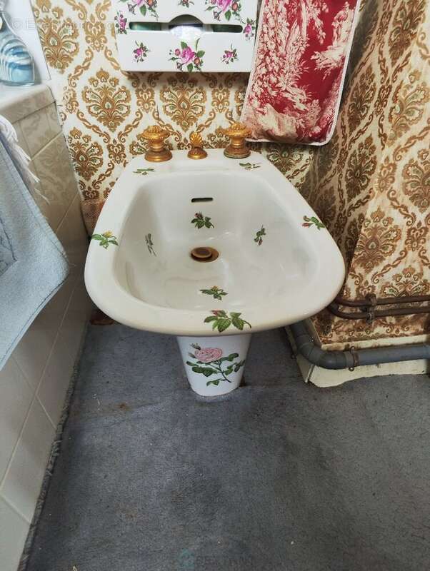Sur plus de 3 ha de terrain, agréable maison avec dépendances - photo 14