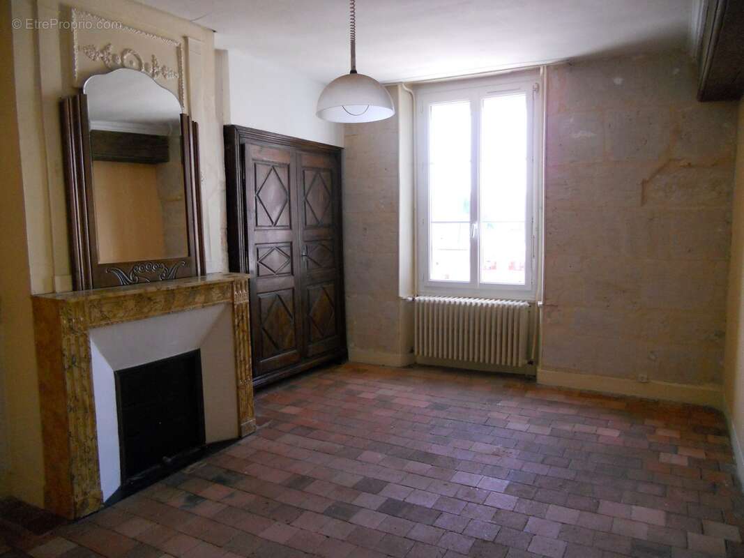 Dans village tous commerces et écoles. situé a 1h30 de paris par a 11. - photo 2